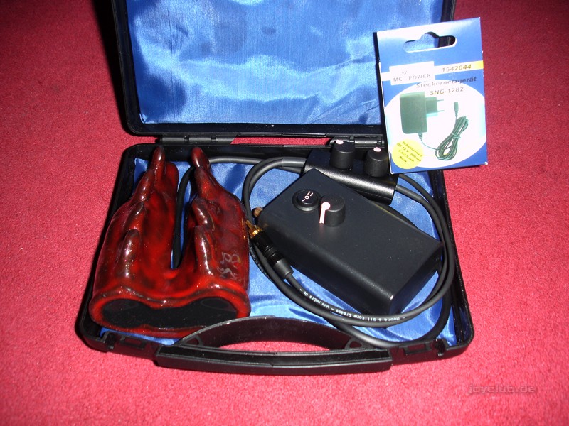 Der Vibrator für Männer: Nobras Penis-Pulsator "Twincharger" und seine Verpackung.