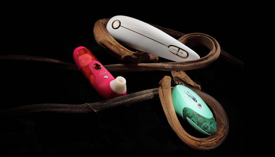 Der Womanizer +size (oben) im Größenvergleich mit dem Womanizer W100 (links) und dem Womanizer Pro (recht unten).