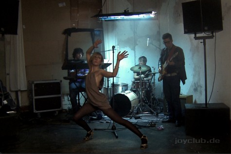 Ein absolutes Highlight des Filmes: Seine Musik. Hier ein Auftritt der Band Sissimetall live im Film.