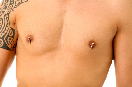 Piercings sind nicht nur an der Brust, sondern auch im Intimbereich sehr beliebt. Dort zählen sie dann zum Intimschmuck.