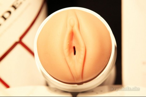 Die Null-Durchmesser-Struktur des Masturbator-Inserts weiß zu gefallen.